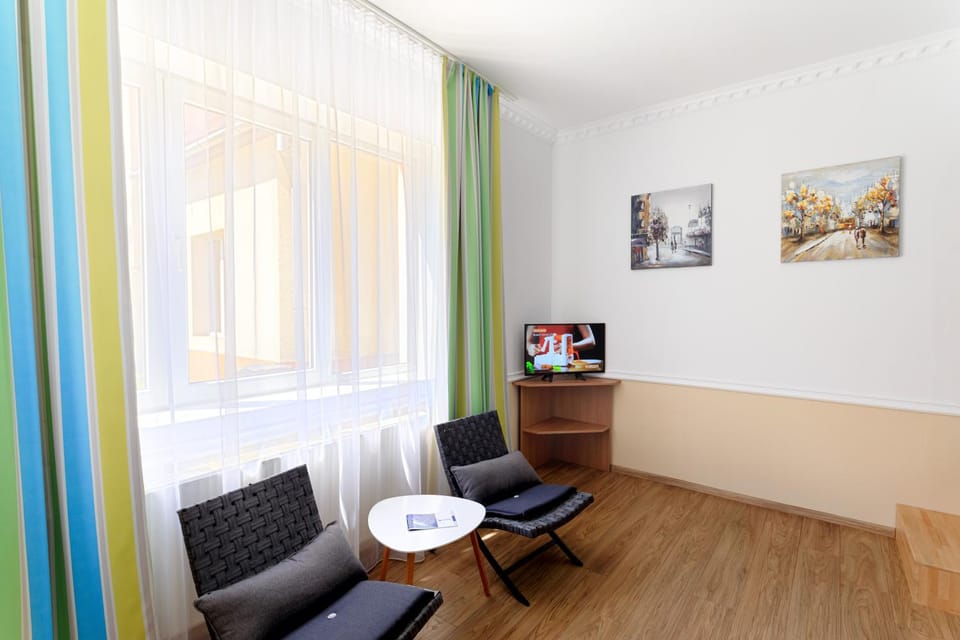 Bed, TV and multimedia, Living room, Photo of the whole room, Seating area, Area and facilities