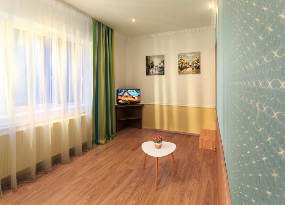 Bed, TV and multimedia, Living room, Photo of the whole room, Seating area, Evening entertainment, Bedroom, Area and facilities