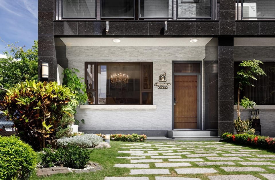 Property building, Facade/entrance, Day, Garden, Garden view