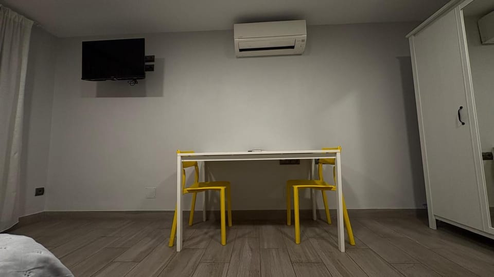 Seating area, Dining area, air conditioner
