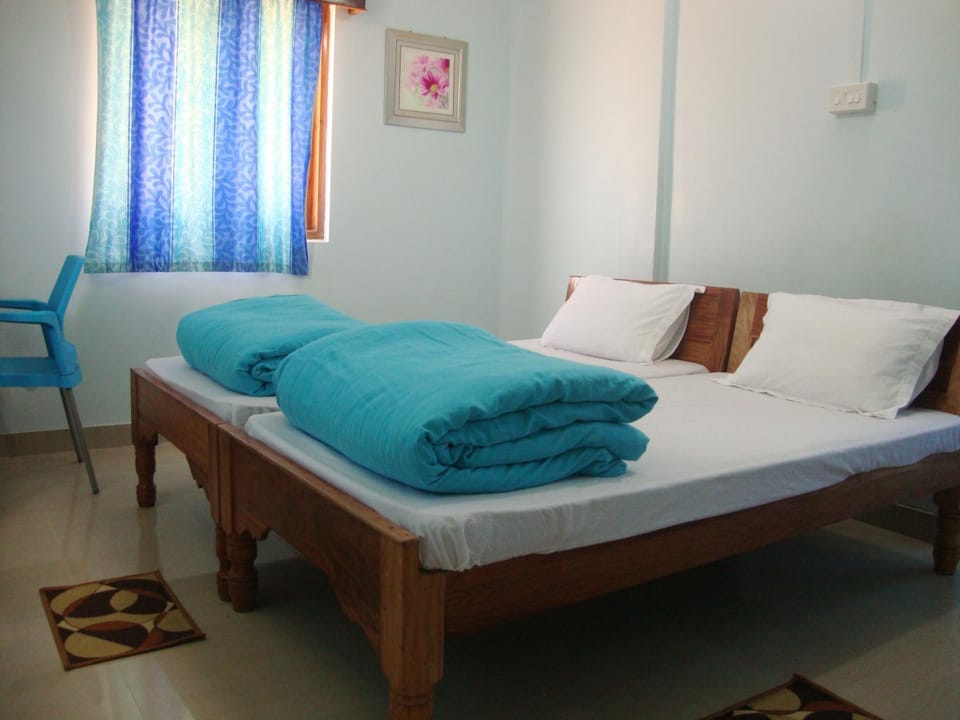 Bed, Photo of the whole room, Bedroom, Garden view, Family