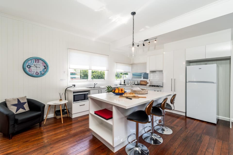 Kitchen or kitchenette, Living room, Food and drinks, Seating area, Dining area, Food, dishwasher, minibar, pet friendly, stove