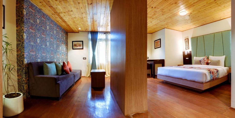 Bed, Living room, Photo of the whole room, Seating area, Bedroom