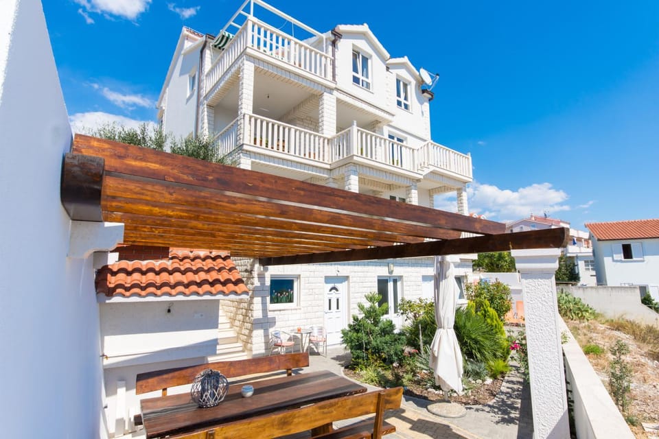 Property building, Day, Balcony/Terrace