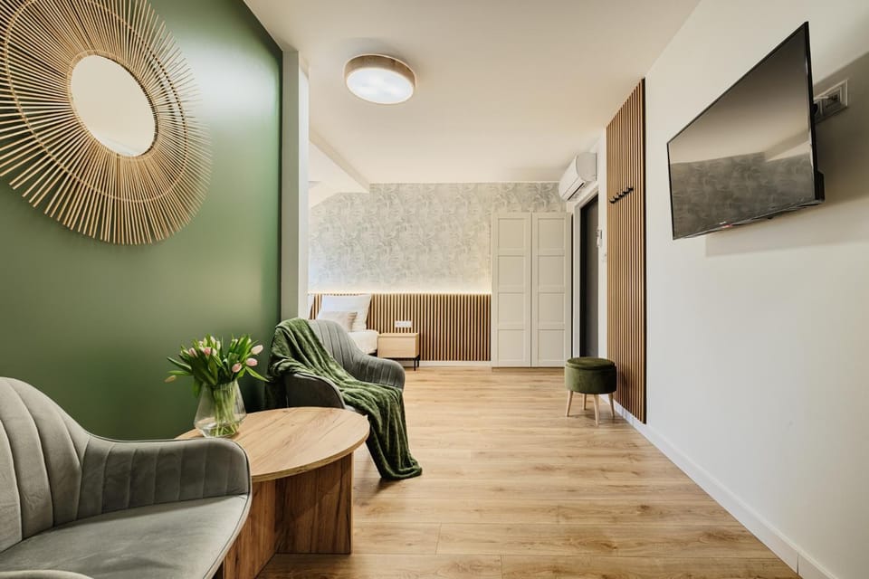 Communal lounge/ TV room, TV and multimedia, Living room, Seating area, Evening entertainment