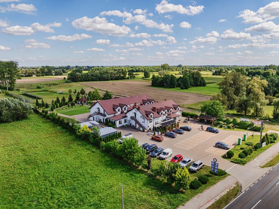 Property building, Spring, Day, Neighbourhood, Natural landscape, Bird's eye view, Street view, Location, Parking