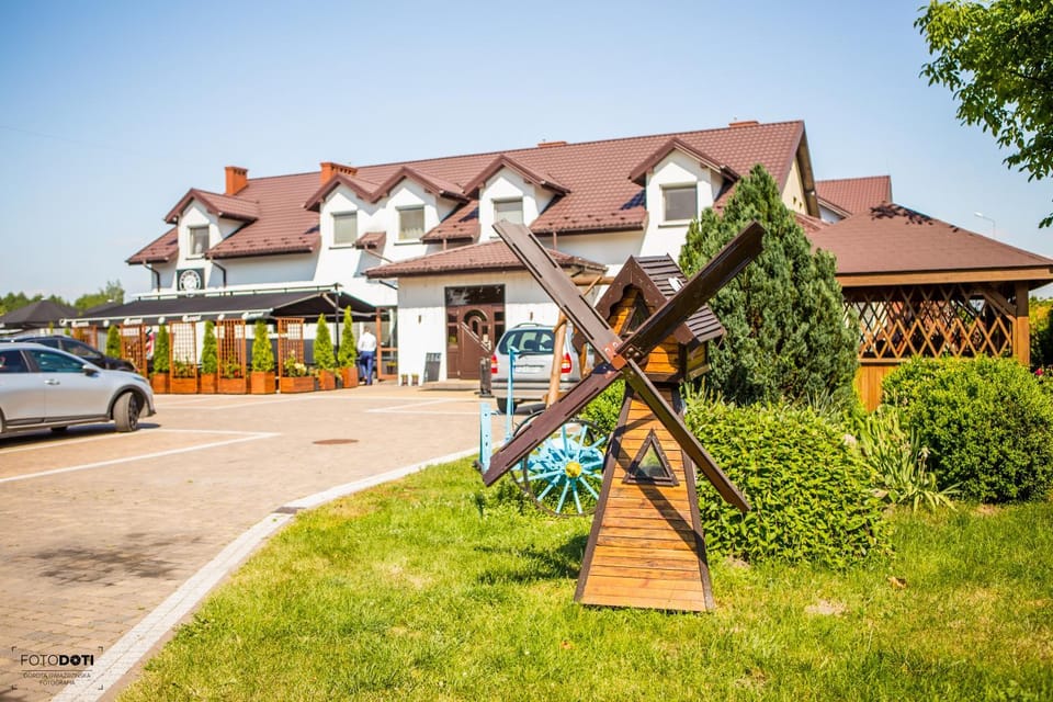Property building, Spring, Day, Natural landscape, Parking