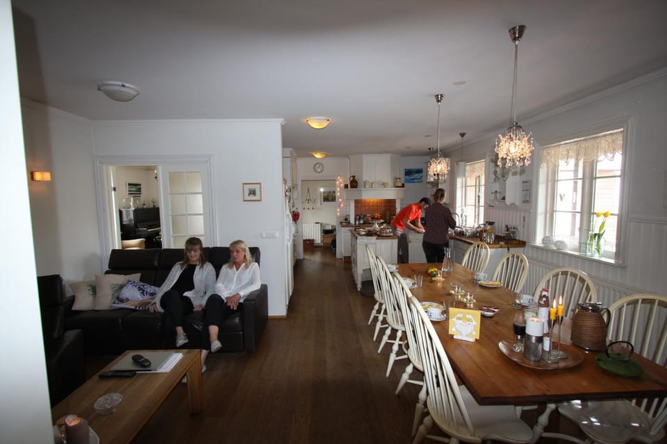 Communal lounge/ TV room, TV and multimedia, Coffee/tea facilities, Kitchen or kitchenette, Seating area, Dining area, Family