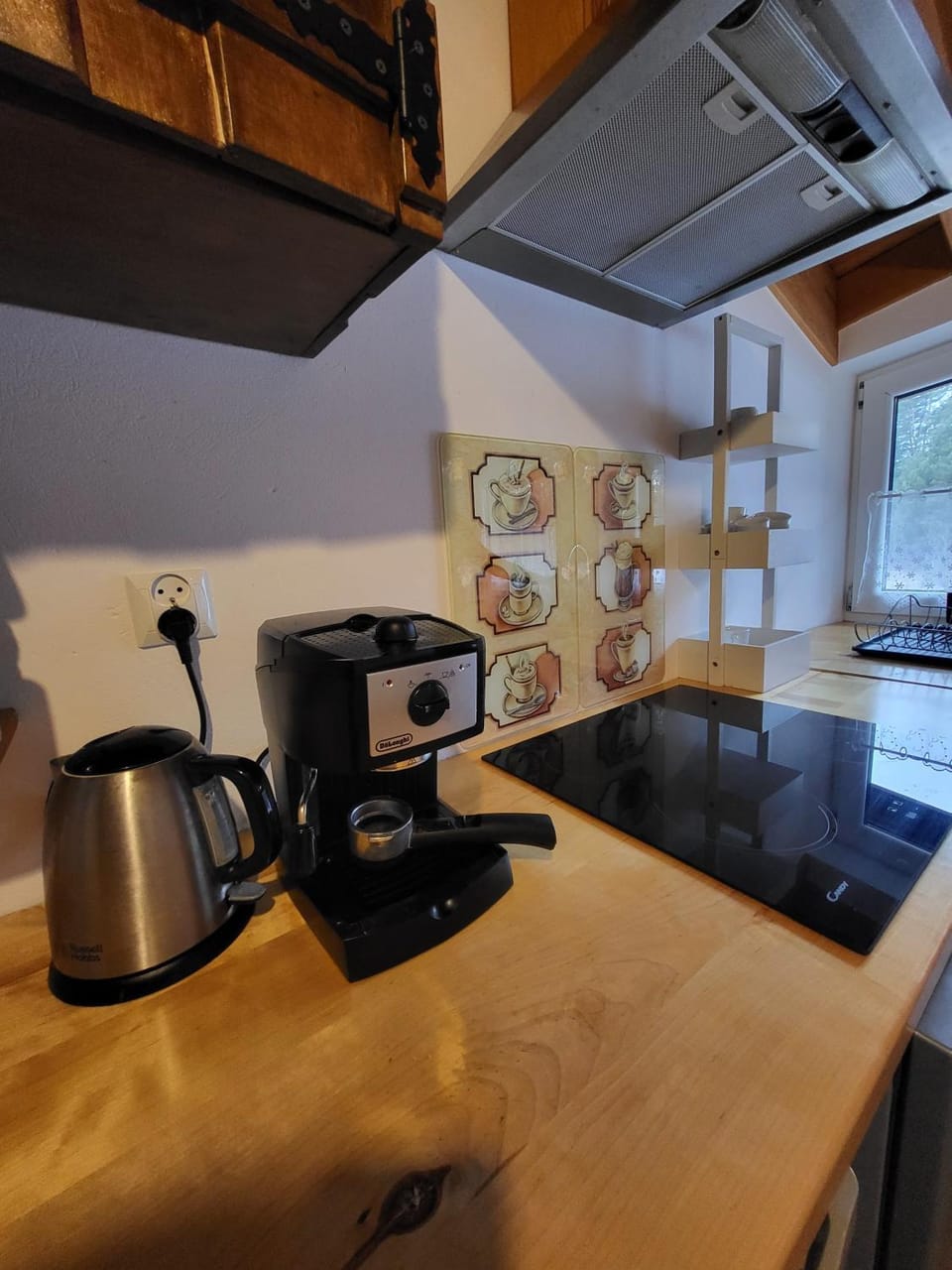 Coffee/tea facilities, Kitchen or kitchenette, Communal kitchen, stove