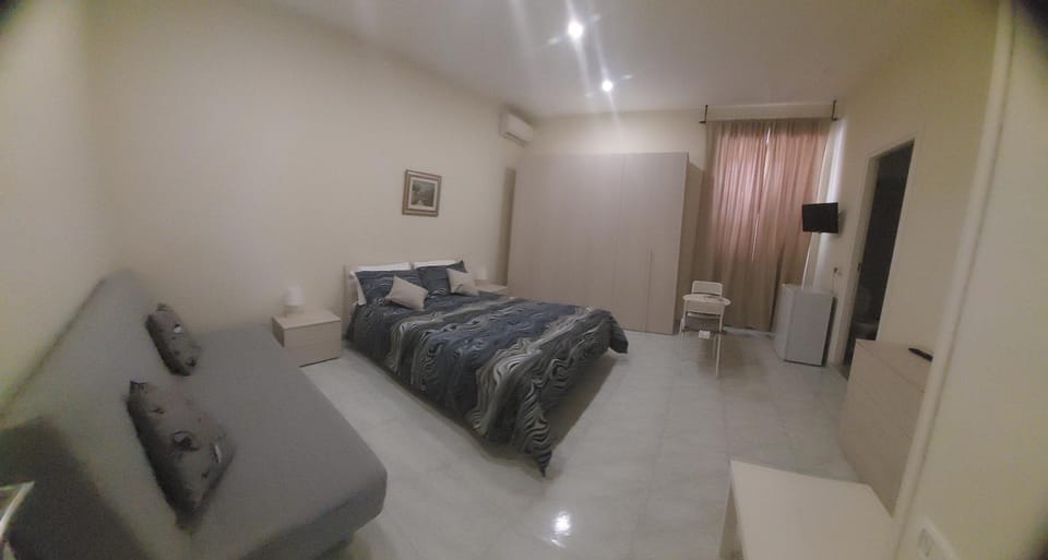 Bed, TV and multimedia, Seating area, Bedroom