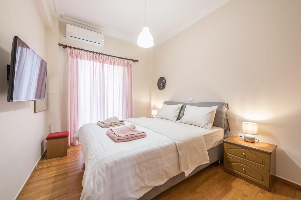 Bed, TV and multimedia, Photo of the whole room, Decorative detail, Decorative detail, Bedroom, towels, air conditioner