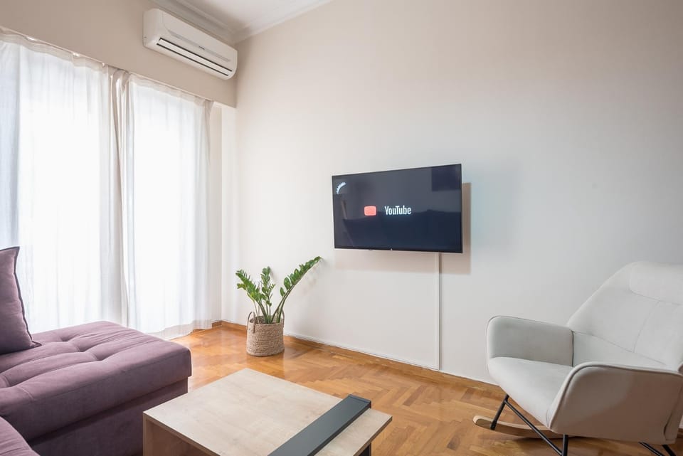 Communal lounge/ TV room, TV and multimedia, Living room, Decorative detail, Seating area, Evening entertainment, air conditioner, air conditioner