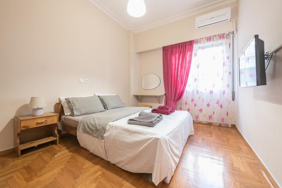 Bed, TV and multimedia, Photo of the whole room, Evening entertainment, Bedroom, towels, air conditioner