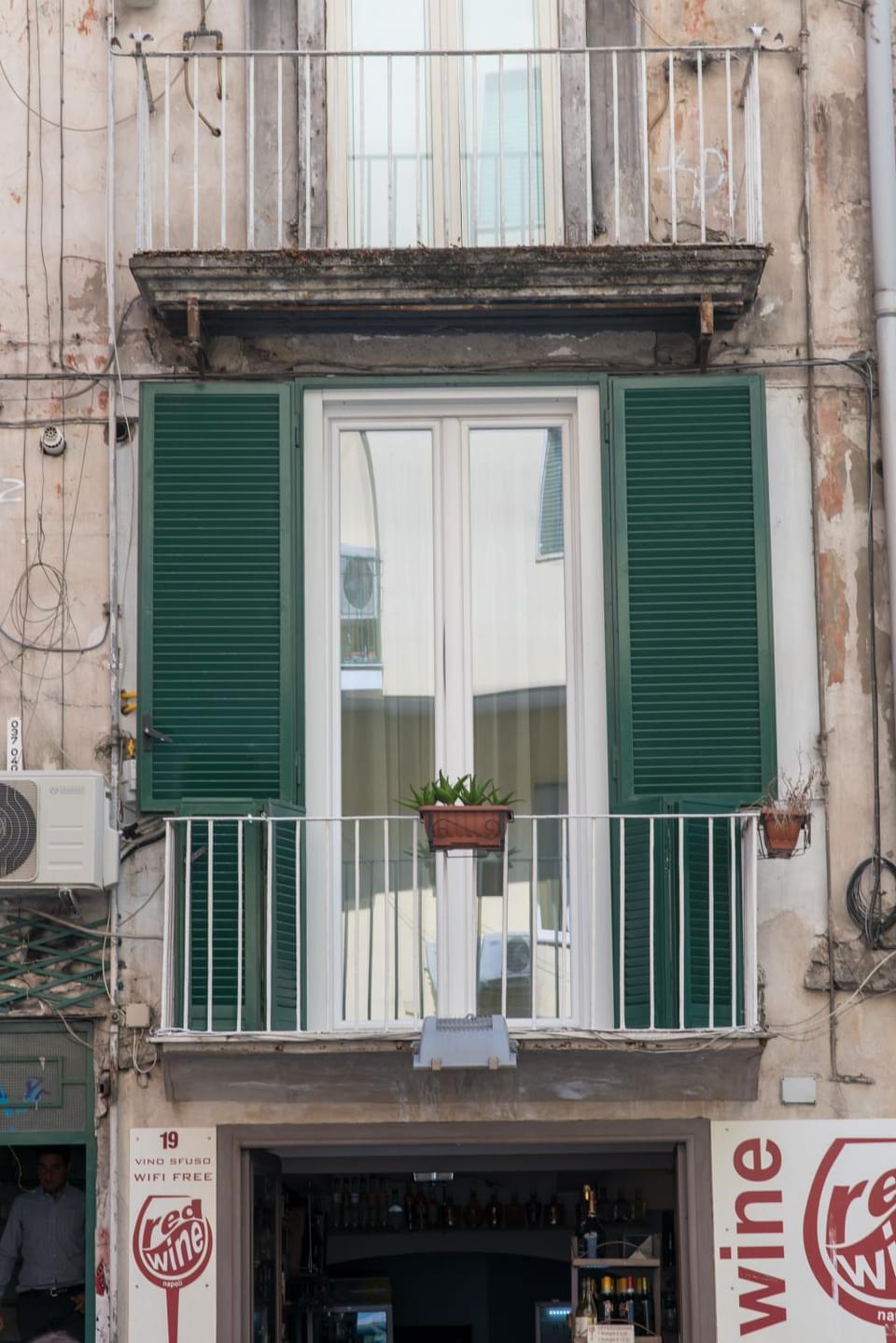 Property building, Nearby landmark, Restaurant/places to eat, Facade/entrance, Day, Neighbourhood, Summer, View (from property/room), Other, Other, Other, Photo of the whole room, Decorative detail, Decorative detail, On site, Street view