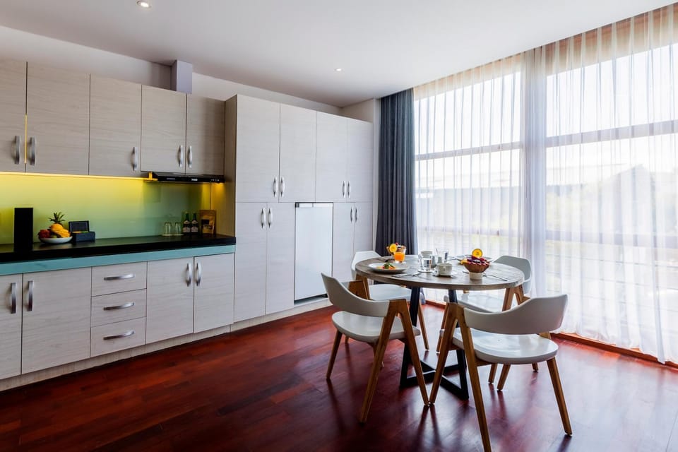 Kitchen or kitchenette, Dining area