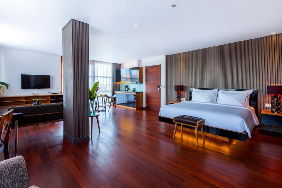 Bed, TV and multimedia, Living room, Photo of the whole room, Seating area, Bedroom, hair dresser