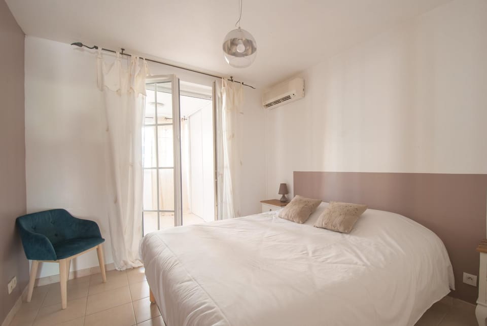 Photo of the whole room, Bedroom