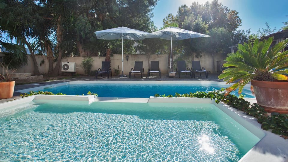 Garden view, Pool view, Swimming pool, sunbed