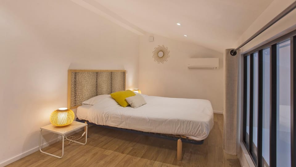 Bed, Photo of the whole room, Bedroom, air conditioner