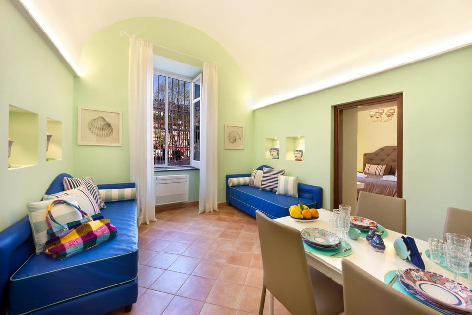 Living room, Photo of the whole room, Decorative detail, Seating area, Dining area, Bedroom