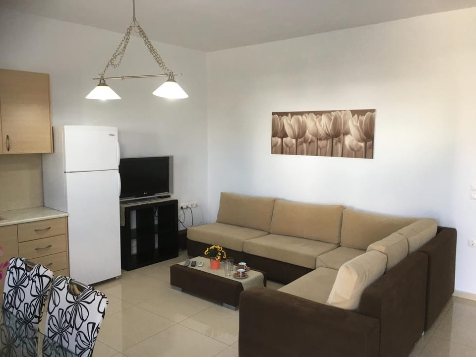 TV and multimedia, Coffee/tea facilities, Kitchen or kitchenette, Living room, Seating area, Dining area
