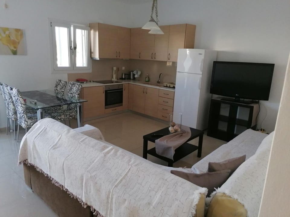 TV and multimedia, Coffee/tea facilities, Kitchen or kitchenette, Living room, Decorative detail, Seating area, Dining area