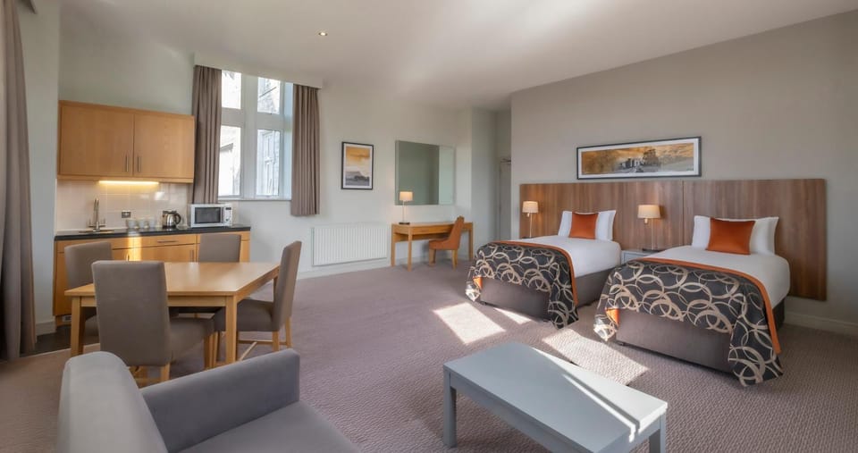 Kitchen or kitchenette, Seating area