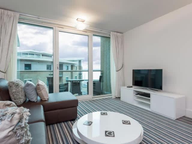 Reflections - Balcony Views of Poole Harbour Apartment in Poole