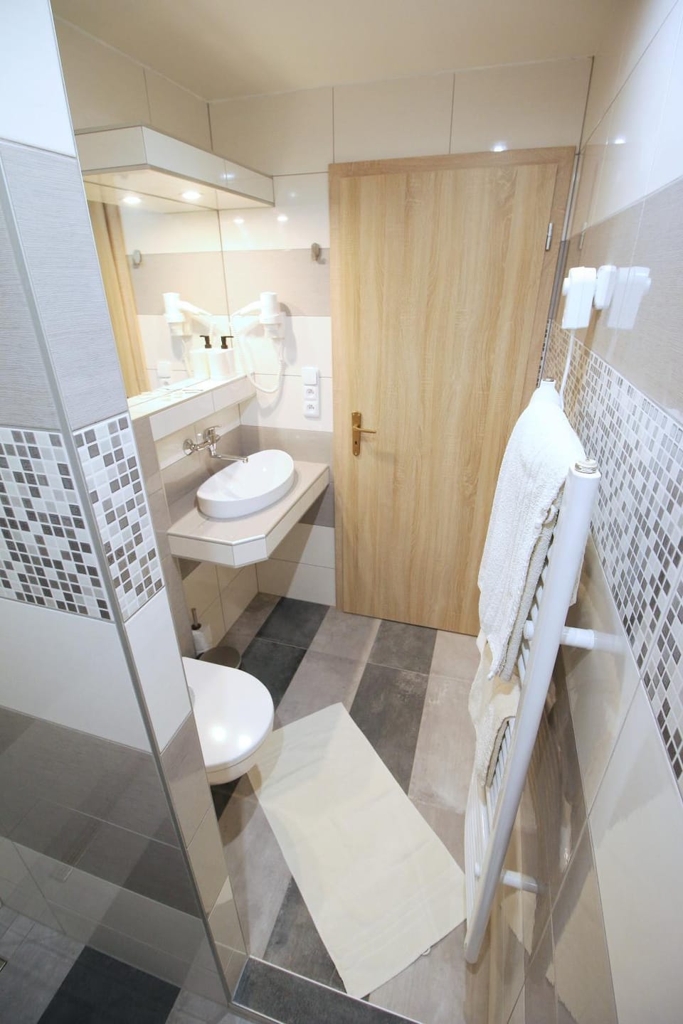 Shower, Toilet, Bathroom, towels