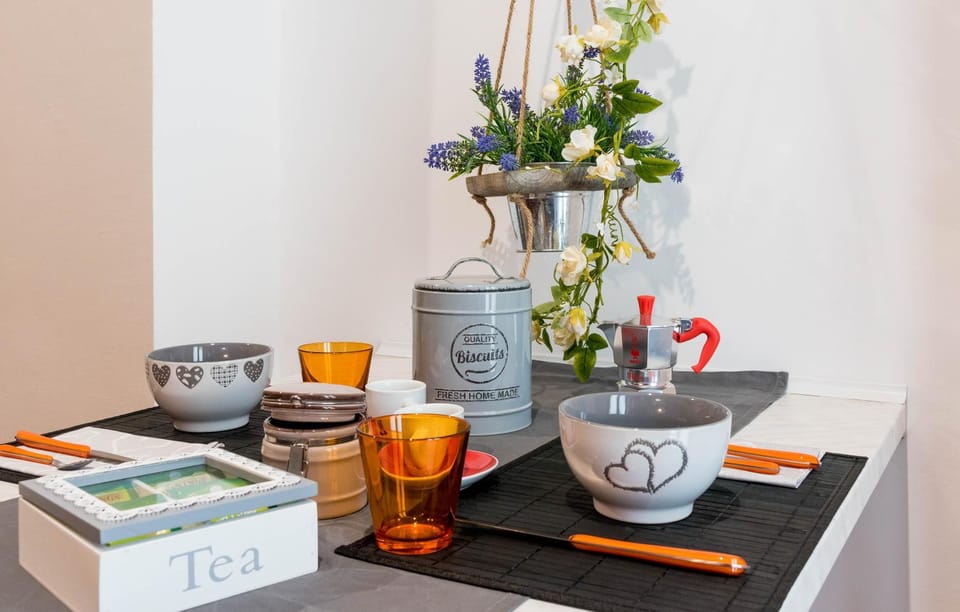 Coffee/tea facilities, Living room, Decorative detail, Dining area