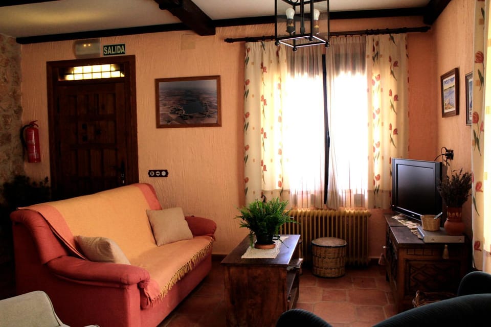 Communal lounge/ TV room, Library, Lounge or bar