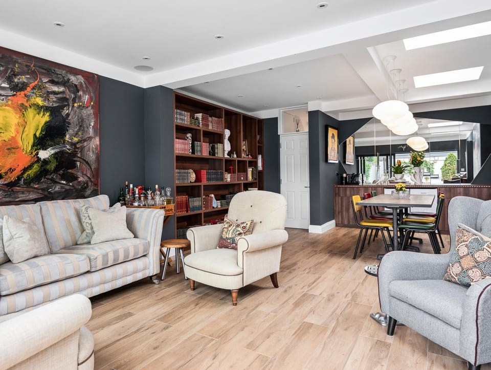 Communal lounge/ TV room, Coffee/tea facilities, Dining area, On site, Drinks