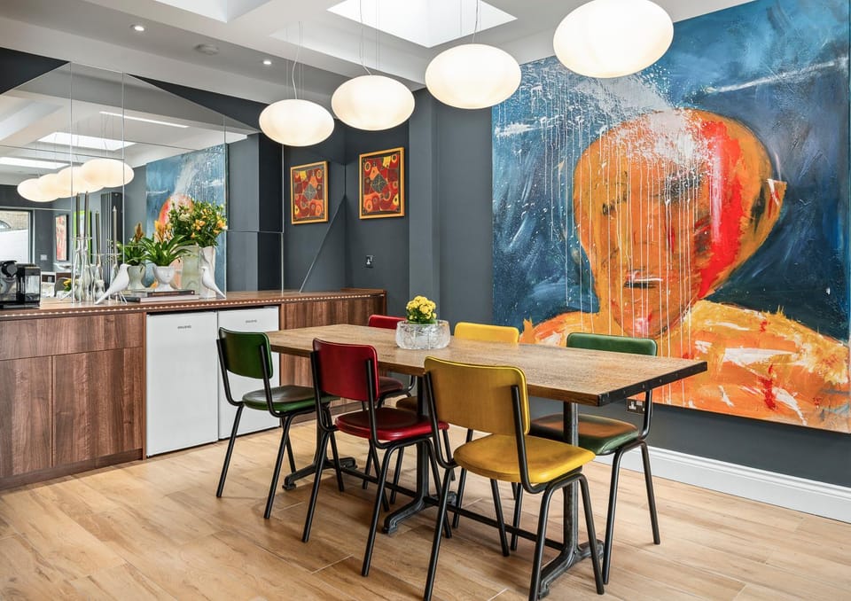 Communal lounge/ TV room, Activities, Coffee/tea facilities, Kitchen or kitchenette, Decorative detail, Decorative detail, Dining area, On site