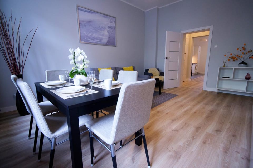 TV and multimedia, Living room, Seating area, Dining area, Bedroom, Family