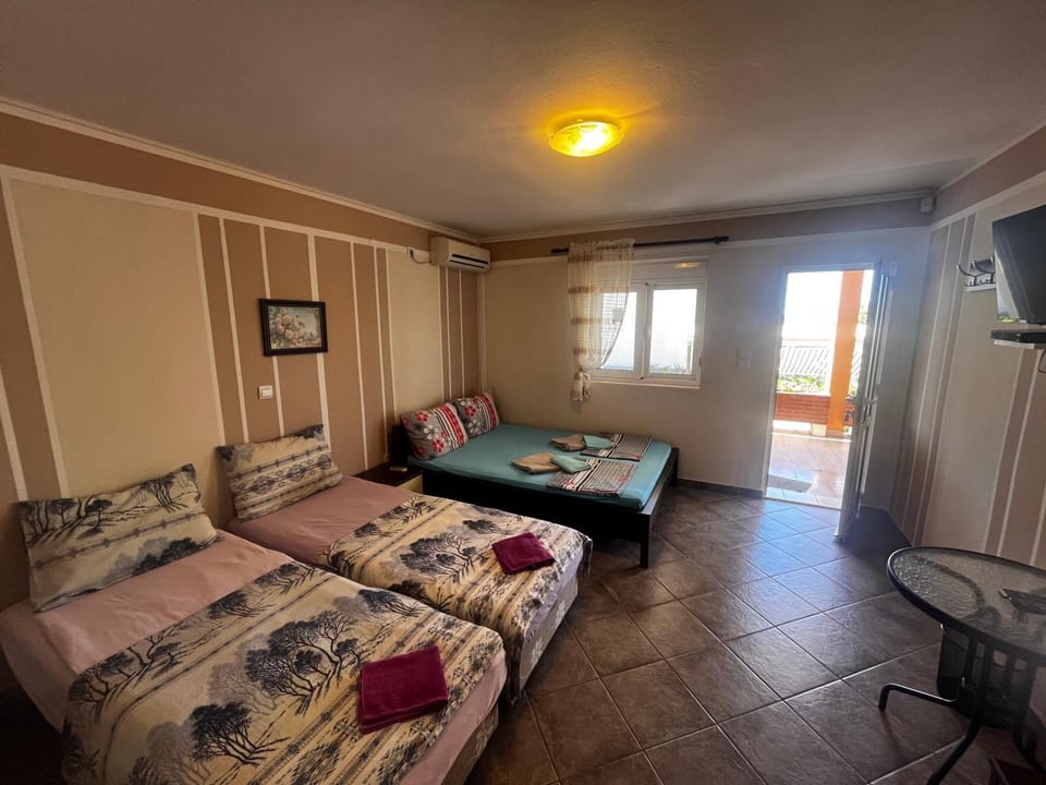 Bed, TV and multimedia, Photo of the whole room, towels