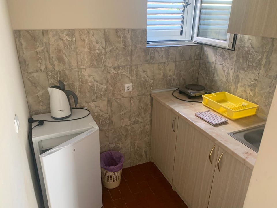 Coffee/tea facilities, Kitchen or kitchenette, stove