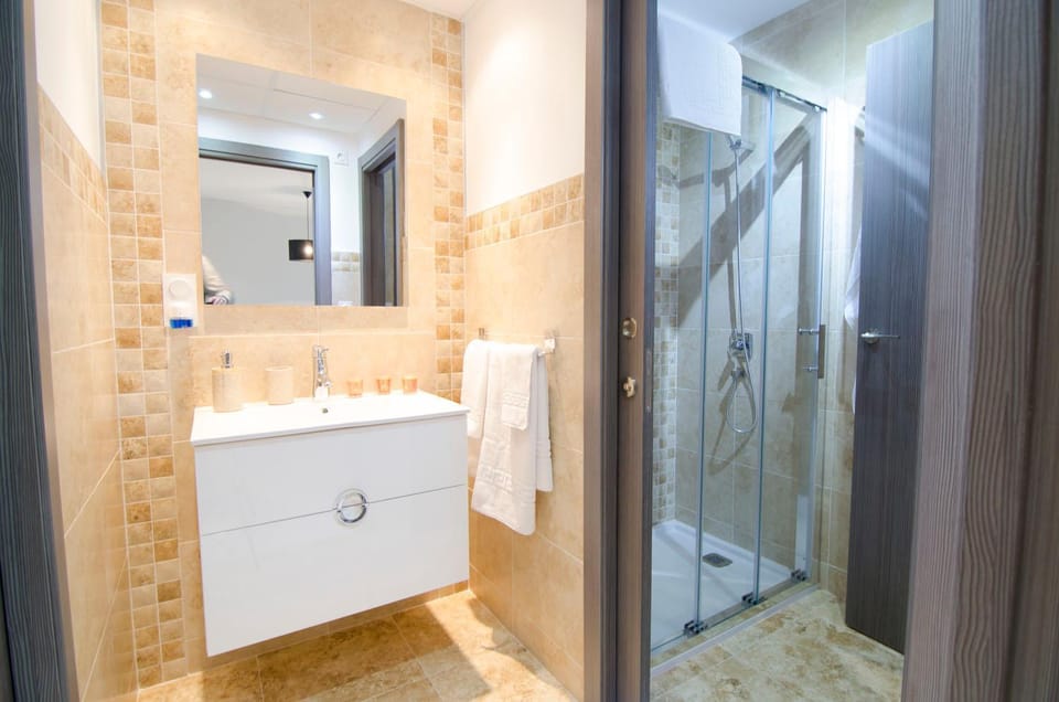 Bathroom, Decorative detail, Family