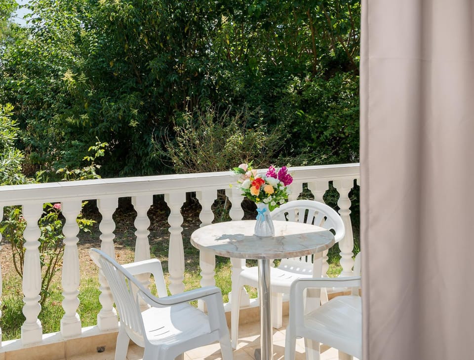 Balcony/Terrace, Garden view