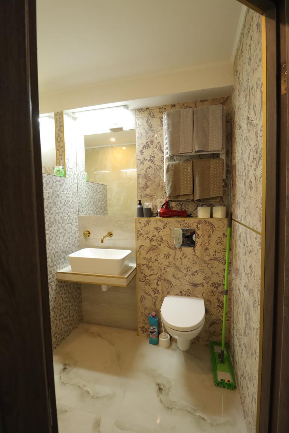 Shower, Toilet