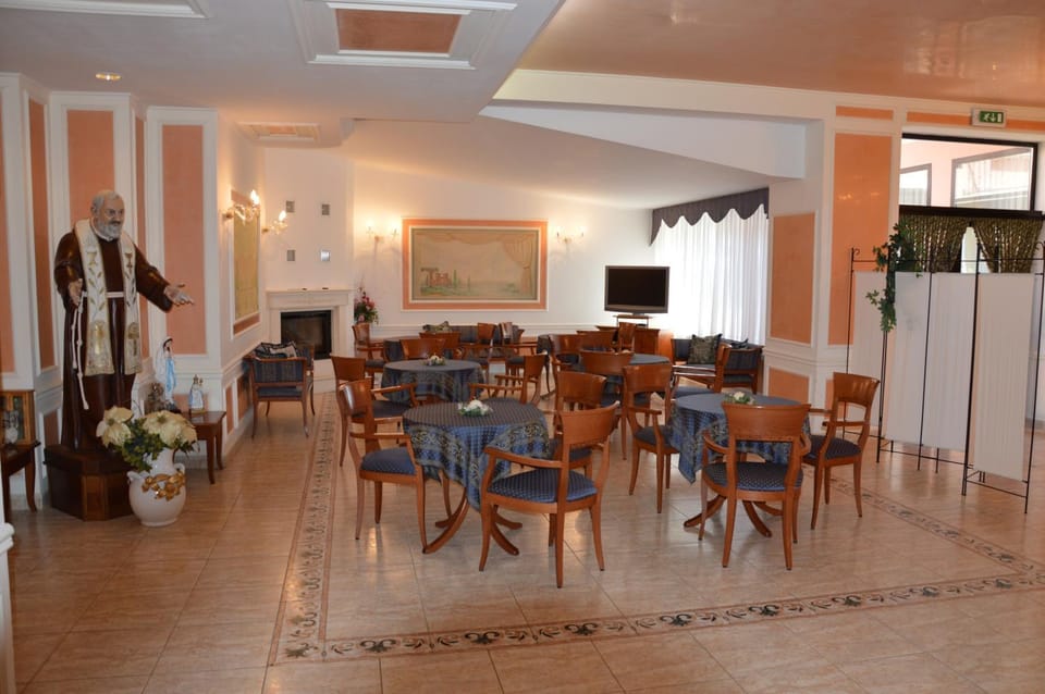 Communal lounge/ TV room