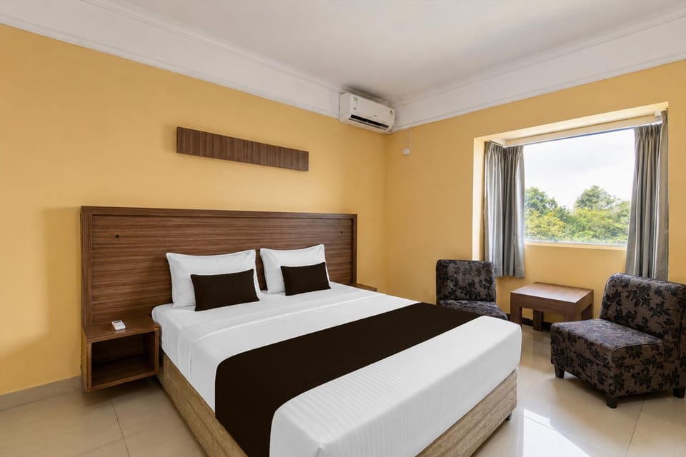 Bed, Seating area, Bedroom, air conditioner