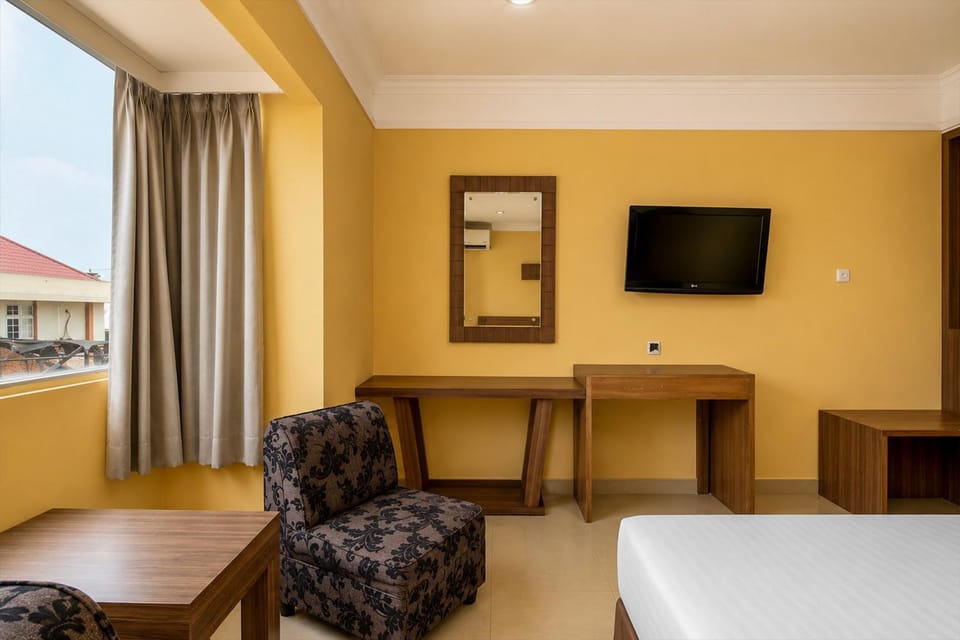 Bed, Seating area, Bedroom