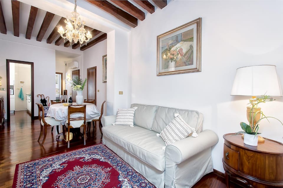 TV and multimedia, Coffee/tea facilities, Kitchen or kitchenette, Living room, Seating area, Dining area