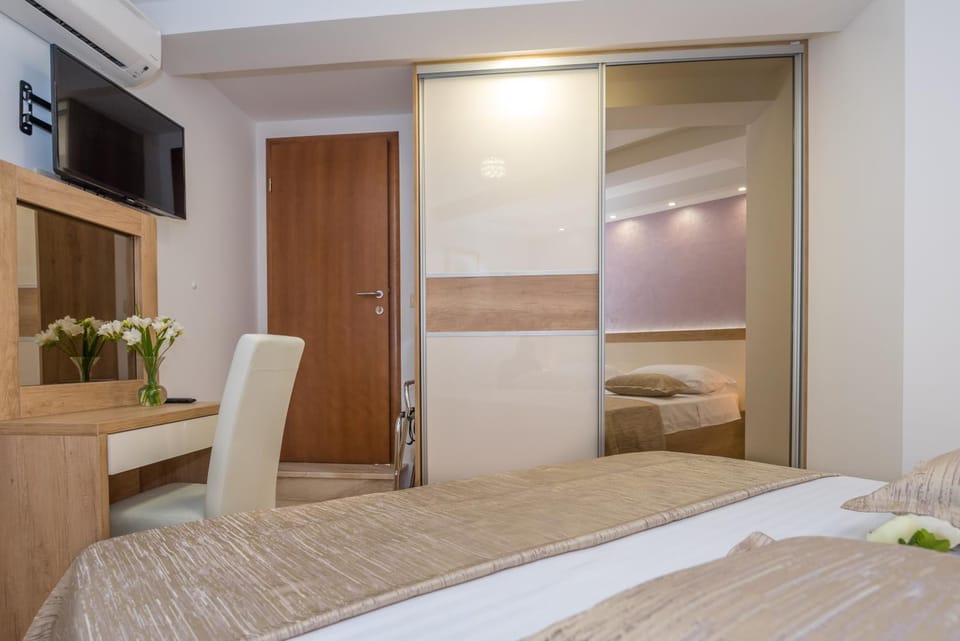 Bed, TV and multimedia, Bedroom, wardrobe