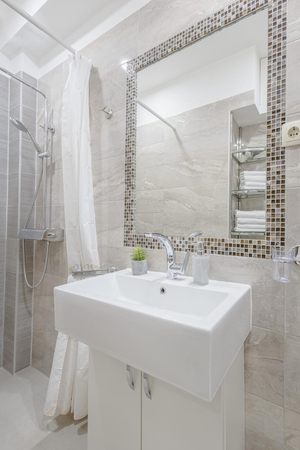 Shower, Bathroom, towels