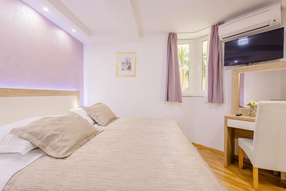 Bed, TV and multimedia, Bedroom, air conditioner