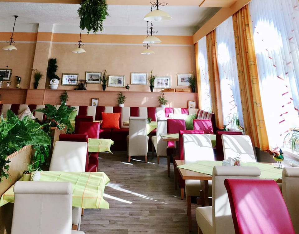 Restaurant/places to eat, Lounge or bar