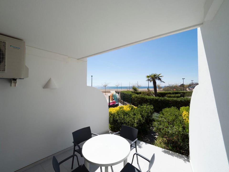 Off site, Garden, Balcony/Terrace, Beach, On site, Sea view