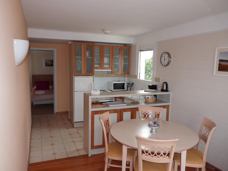 Kitchen or kitchenette, Bedroom