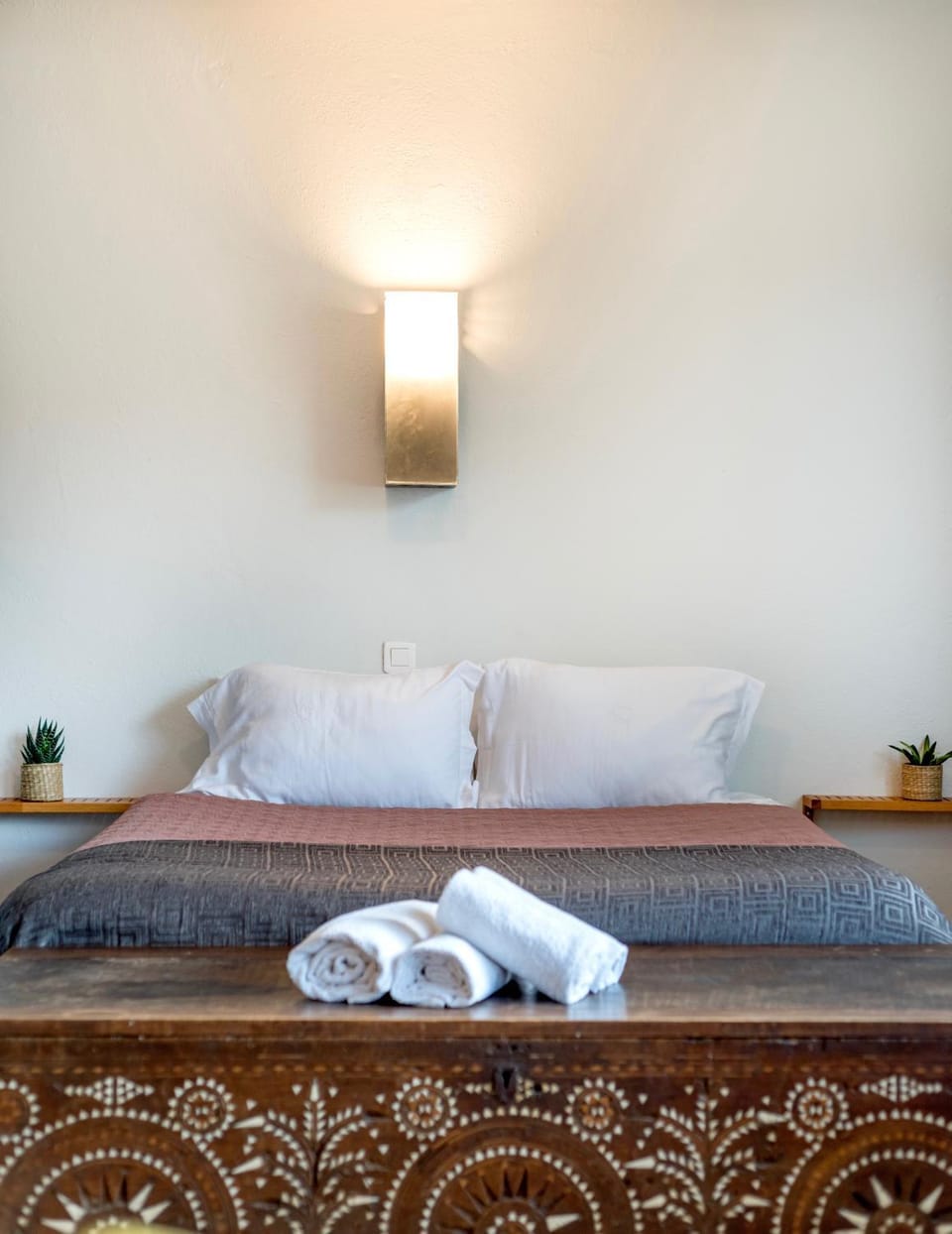 Bed, Bedroom, towels